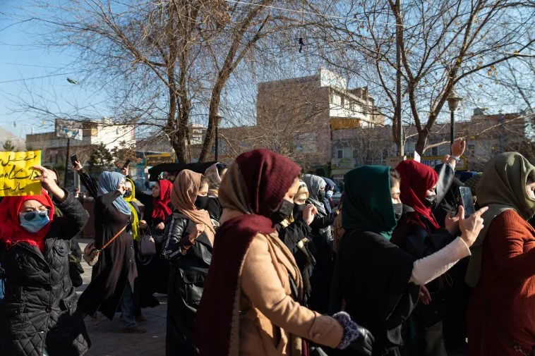 Në dhjetor gratë në Kabul protestuan kundër talebanëve që ndalonin gratë nga universiteti