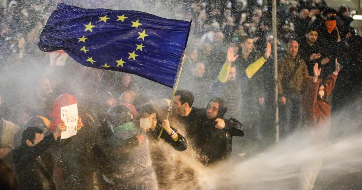 Gjeorgjiania goditet me ujë ndërsa valëvit flamurin e BE-së