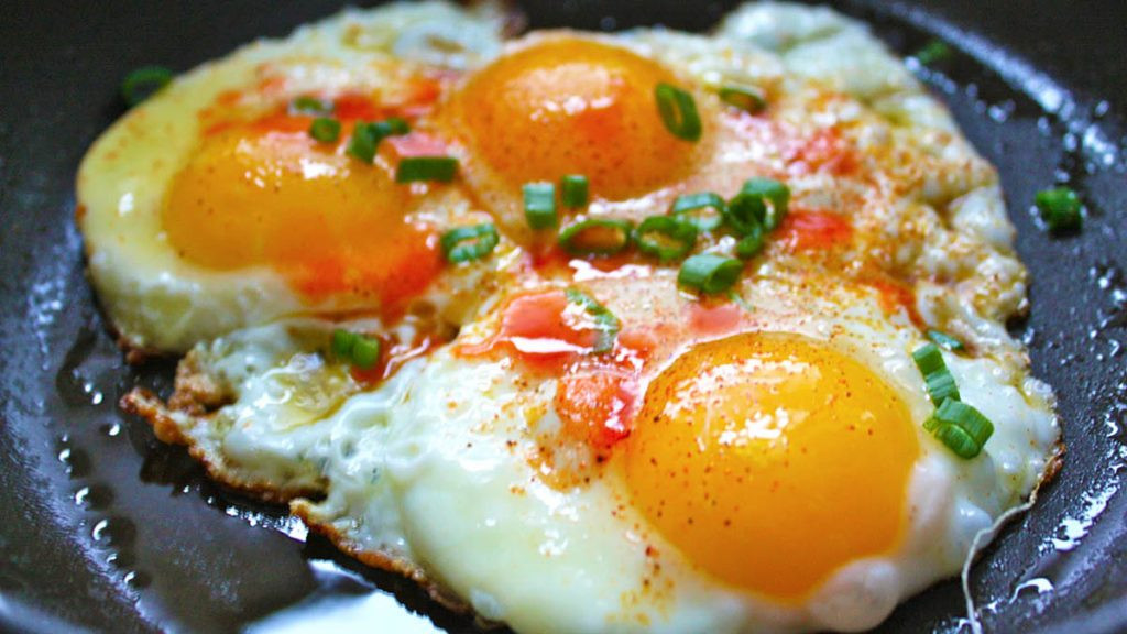 Dobitë shëndetësore të konsumimit të vezëve në mëngjes