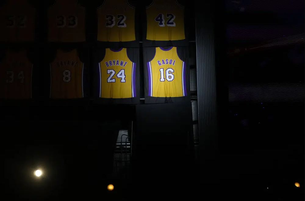 Gasol emocionohet teksa LA Lakers tërheq fanellën me numrin 16