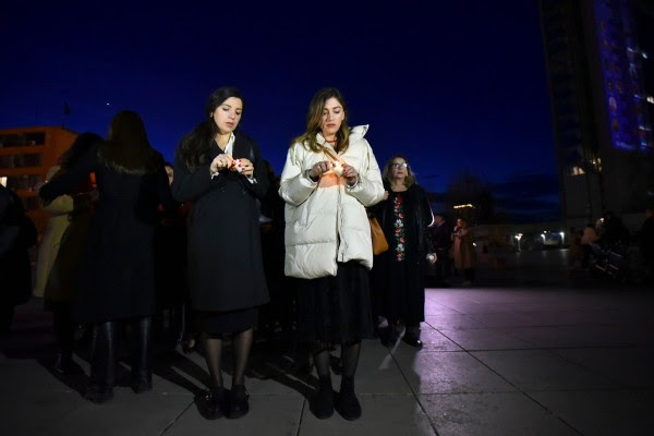 Qirinj në kujtim të 66 viktimave të femicidit në Kosovë