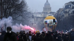 Edhe të rinjtë e Francës protestojnë kundër ngritjes së moshës së pensionimit