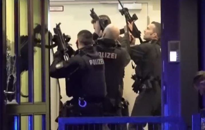 Publikohen pamje kur sulmuesi i Hamburgut gjuan me armë nga një dritare