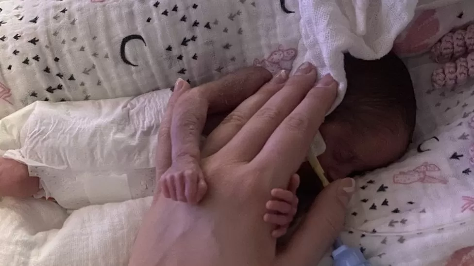 Foshnja 22-javëshe mposht gjasat e dhëna nga mjekët, e merr veten për mrekulli