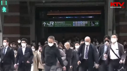 Japonezët mbajnë maskat edhe pas vendimit për heqjen e tyre