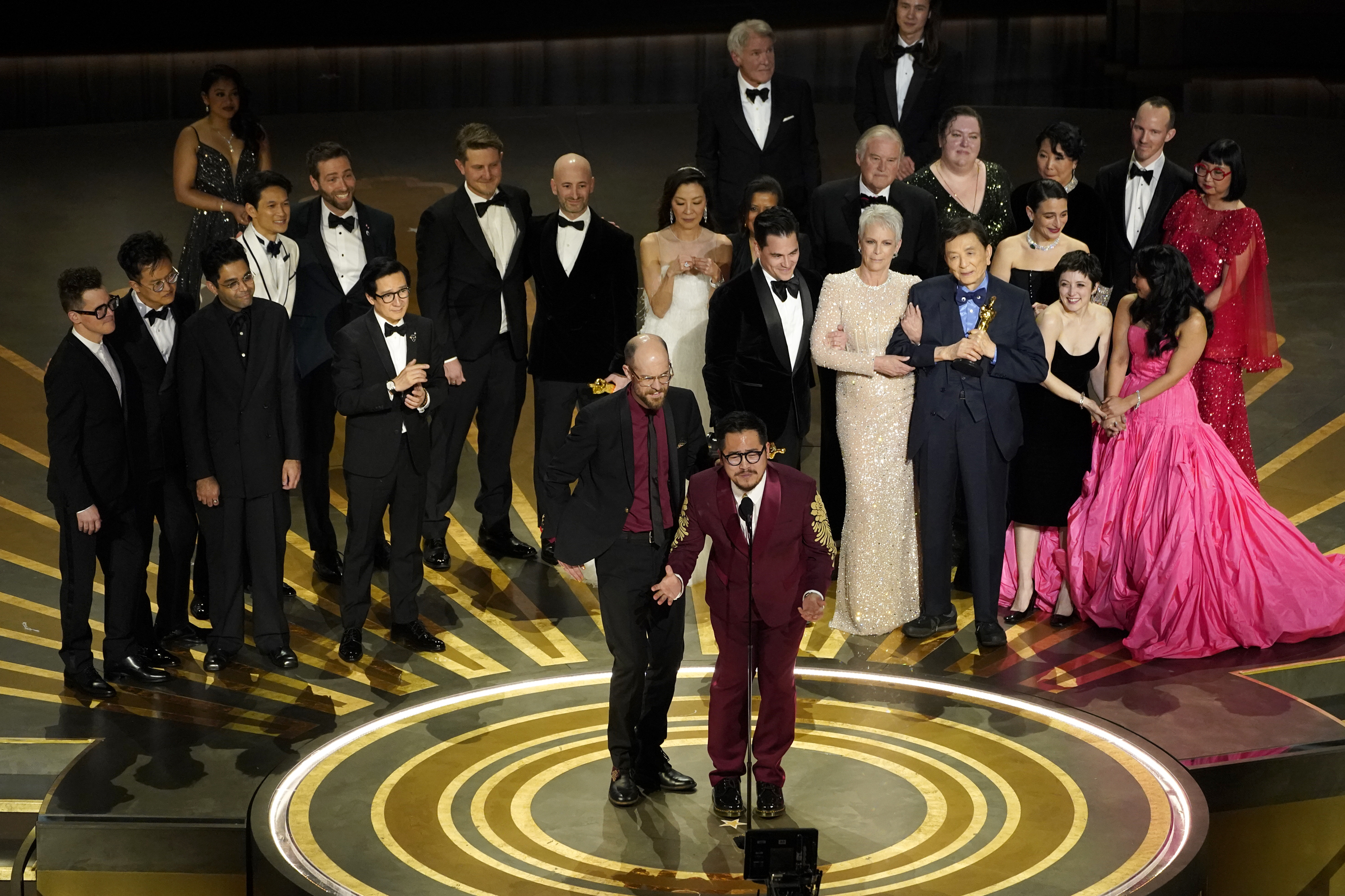 Ekipi i filmit “Everything Everywhere All at Once”, fitues i shtatëfishtë në ceremoninë e ndarjes së çmimeve nga “Academy Awards” (Foto: AP)