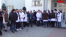 Specializantët kërkojnë pagesa për kujdestaritë e fundjavave sipas rregullores së Qeverisë