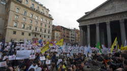 Qeveria italiane kufizon të drejtën e të qenët prind për çiftet homoseksuale