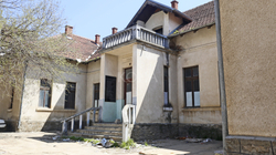 Shkolla me dyer të mbyllura ku ruhet historia
