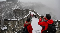 Kina rihap kufijtë për turistët e huaj