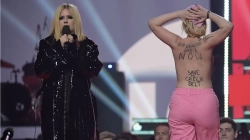 Aktivistja e zhveshur del në skenën e ndarjes së çmimeve me Avril Lavignen