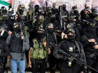 Persona të armatosur palestinezë marrin pjesë në një shërbim përkujtimor, në kampin e refugjatëve Jenin në Bregun e pushtuar Perëndimor, më 3 mars