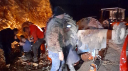 Policia bashkë me disa qytetarë ndihmojnë një person të rrokullisur me traktor në Leposaviq