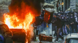 Tetë tifozë të arrestuar pas përleshjeve në Napoli