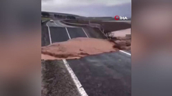 Momenti kur rruga ndahet në dysh dhe përpihet nga përmbytjet e fuqishme në Turqi