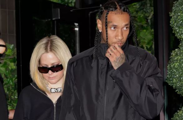 Tyga i blen Avril Lavigne një gjerdan në vlerë prej 80,000 dollarësh