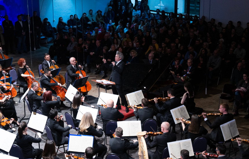Në koncertin e dirigjuar prej dirigjentit zvicerano-francez, Antoine Marguier, është shënuar 100-vjetori i lindjes së kompozitorit ikonik të Kosovës, Rexho Mulliqi (Foto: Arben Llapashtica)