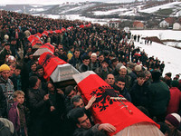 Në përpjekjet serbe për ta groposur të vërtetën, pa dyshim rasti më domethënës është mohimi i masakrës së Reçakut (1999), e cila do ta shënonte kthesën vendimtare të angazhimit ndërkombëtar në luftën e Kosovës (Foto: Alban Bujari)