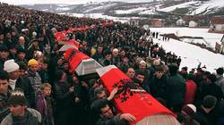 Në përpjekjet serbe për ta groposur të vërtetën, pa dyshim rasti më domethënës është mohimi i masakrës së Reçakut (1999), e cila do ta shënonte kthesën vendimtare të angazhimit ndërkombëtar në luftën e Kosovës (Foto: Alban Bujari)