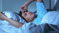 Si të flini më shpejt kur jeni të lodhur dhe të stresuar?