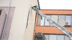  Fasada e një ndërtese ngjitur me Ministrinë e Infrastrukturës rrezikon qytetarët, ndërhyjnë zjarrfikësit