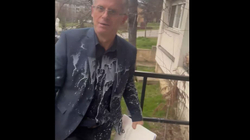 PSD-ja gjuan me “milkshake” dhe tortë zëvendëskryeministrin