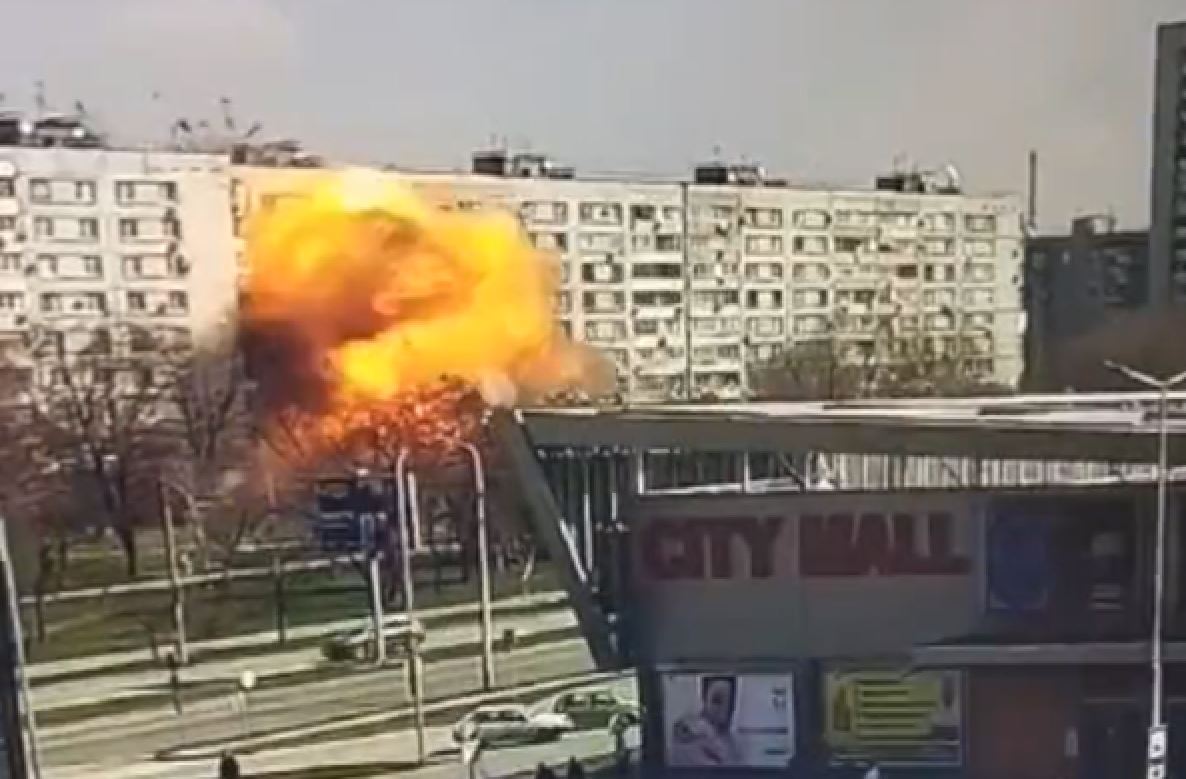 Momenti kur Rusia shkatërron objektin e banorëve në Zaporizhzhia
