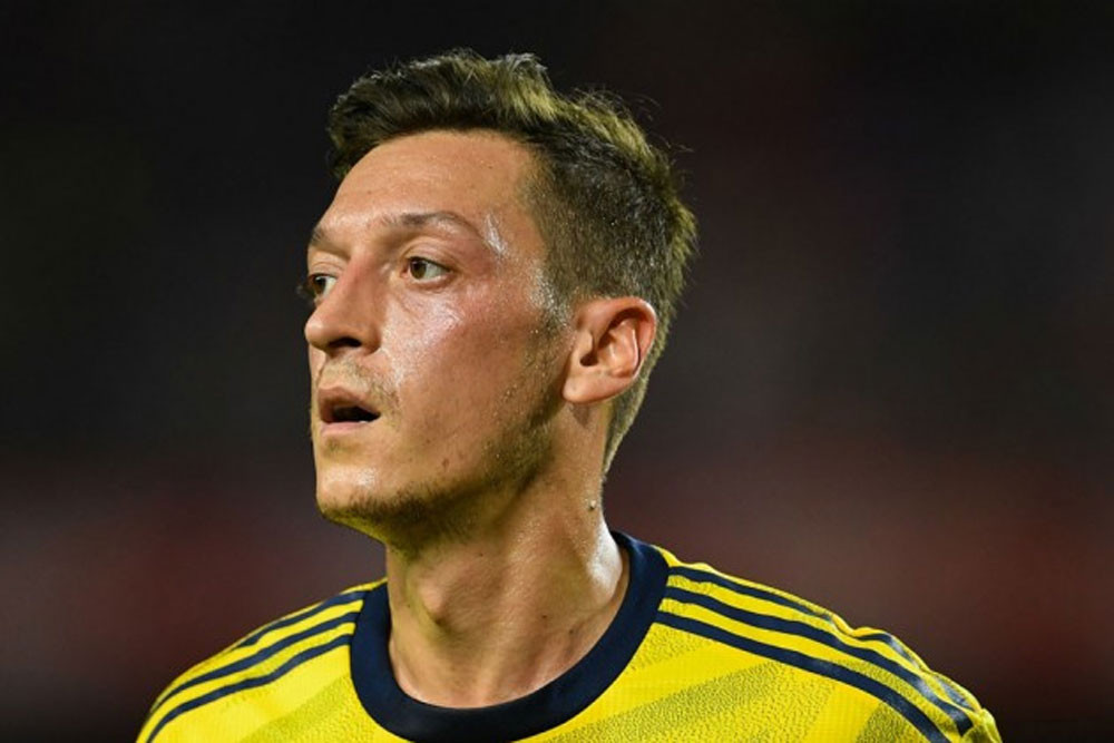 mesut ozil cheveux 2023