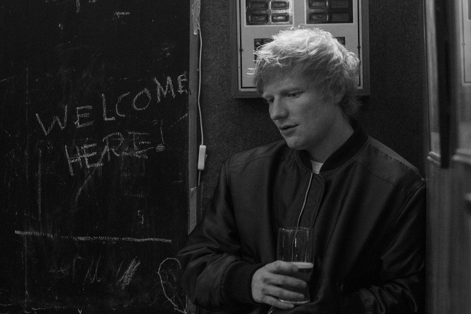 Ed Sheeran e shpërfaq dhimbjen dhe pikëllimin në këngën e re “Eyes Closed”