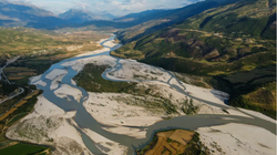 Lumi Vjosa pranë Qesaratit, jugu i Shqipërisë. Lumi dhe tre degët e tij kryesore në vend janë shpallur park kombëtar (Foto: Nick St, Oegger/The Guardian)