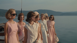 “Fotografi të viteve '60”: Modelet e Diorit duke lundruar mbi liqenin e Batllavës