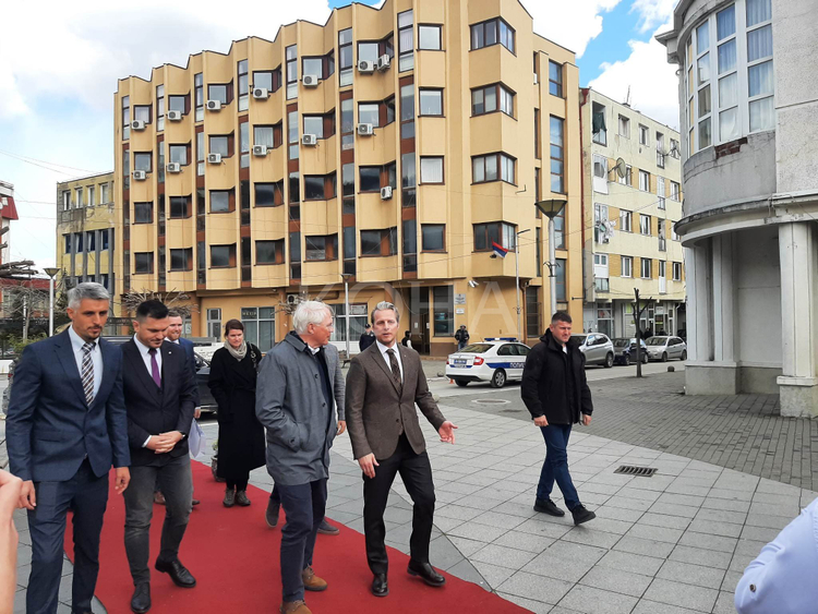Shqiptarët e Luginës ankohen për diskriminim, Hilli thotë se do të shohë çfarë mund të bëjë