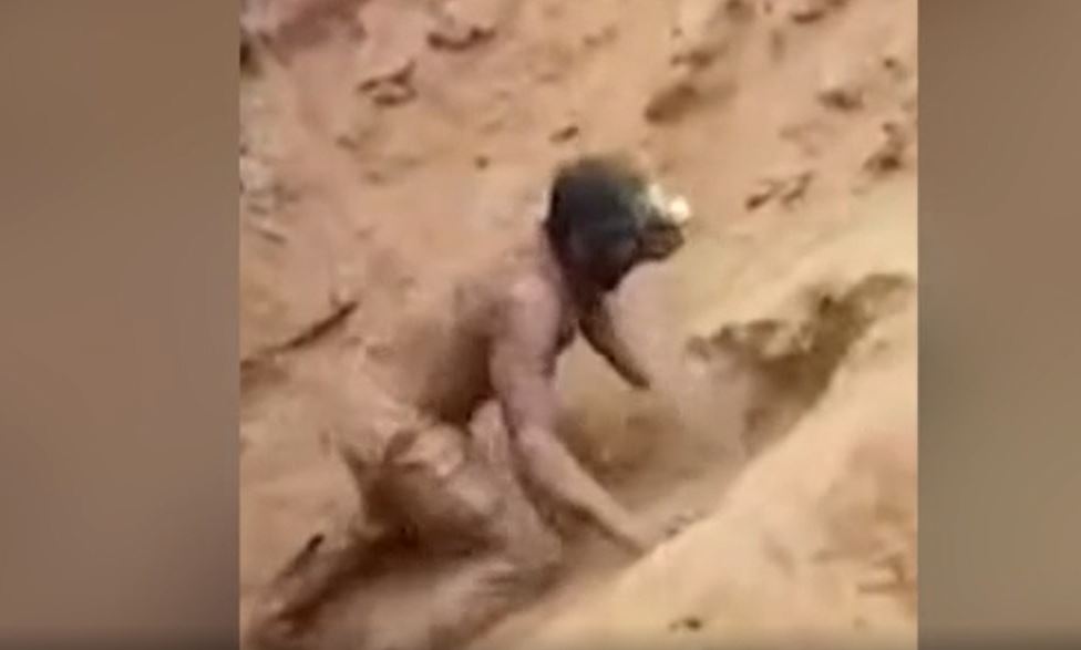 Kërkuesit e arit në Kongo bllokohen nën dhe, pamje dramatike nga momenti i shpëtimit