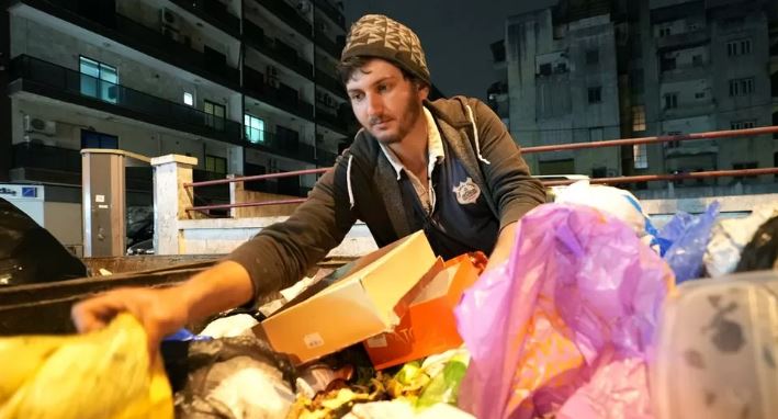 Deiri Fayyad, 26 vjeç, thotë se mbledhja e mbeturinave plastike nga koshat e plehrave është mënyra e vetme për të siguruar ushqim për familjen