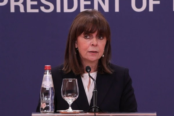 Presidentja e Greqisë takohet me Vuçiqin, thotë se shteti i saj s'ka ndryshuar qëndrimin për Kosovën