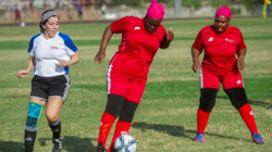 Gjyshet e Afrikës së Jugut largojnë stereotipat në fushën e futbollit
