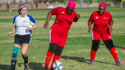 Gjyshet e Afrikës së Jugut largojnë stereotipat në fushën e futbollit