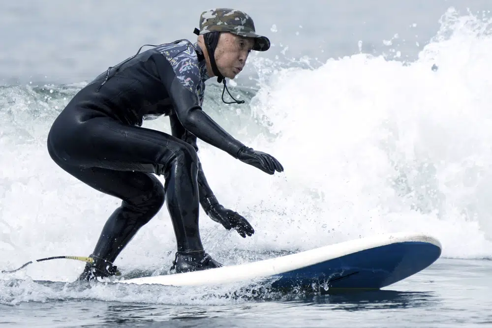 Surfisti japonez 90-vjeçar synon të bëjë surf deri sa t’i mbushë 100 vjeç