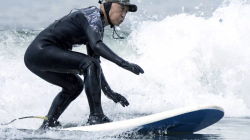 Surfisti japonez 90-vjeçar synon të bëjë surf deri sa t’i mbushë 100 vjeç