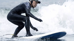 Surfisti 90-vjeçar nga Japonia po e mahnit gjithë botën