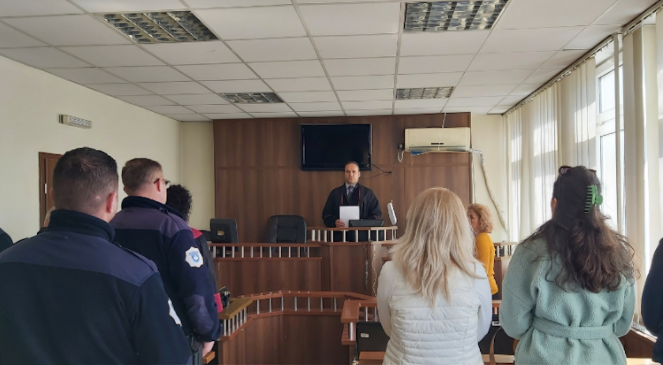 Një vit e gjysmë burg sepse u zhvesh para tri të miturave në Gjakovë