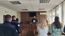 Një vit e gjysmë burg sepse u zhvesh para tri të miturave në Gjakovë