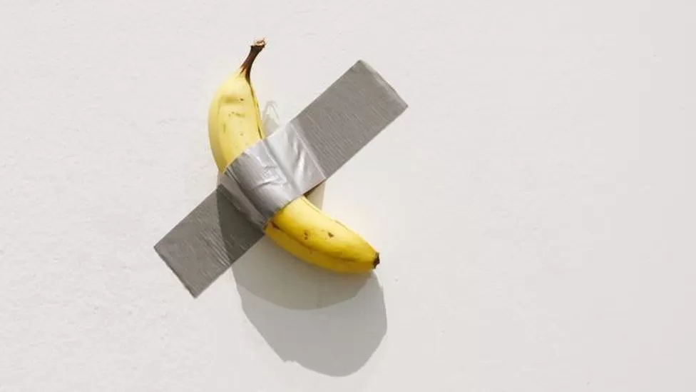 Një student e ha bananen e ngjitur në mur si instalacion arti në muzeun e Koresë së Jugut
