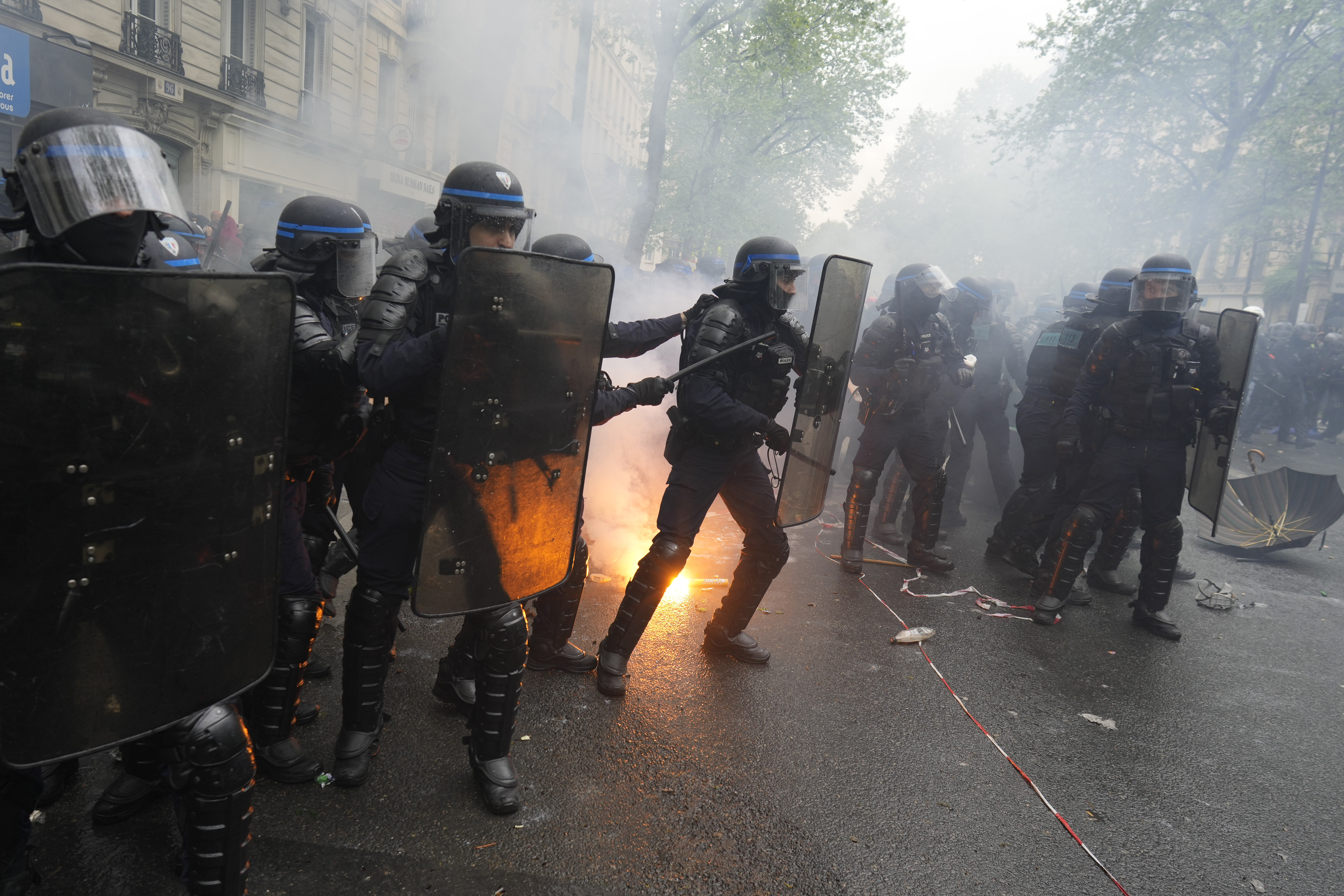 Mbi 100 policë të lënduar në Francë në protestat për 1 Maj