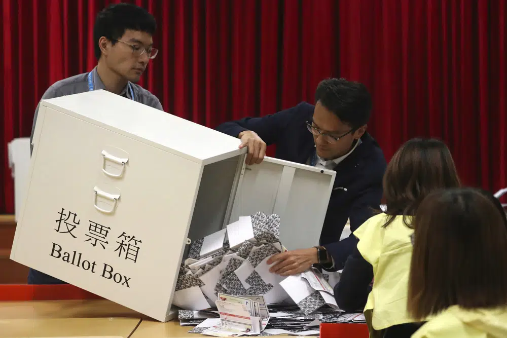 Hong-Kongu redukton edhe më tej votimin publik