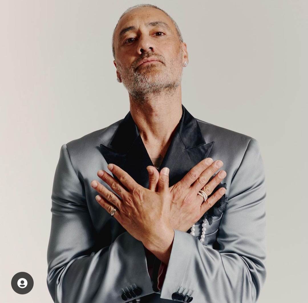 Waititi bën simbolin e shqiponjës edhe në fotosesionin për “Met Gala”