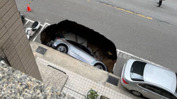 Punë sekondash, hapet toka dhe përpin Teslan