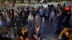 Në Prishtinë ndizen qirinj për viktimat e sulmit në Beograd