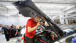 Sa është paga e një punëtori në fabrikat evropiane të Teslas