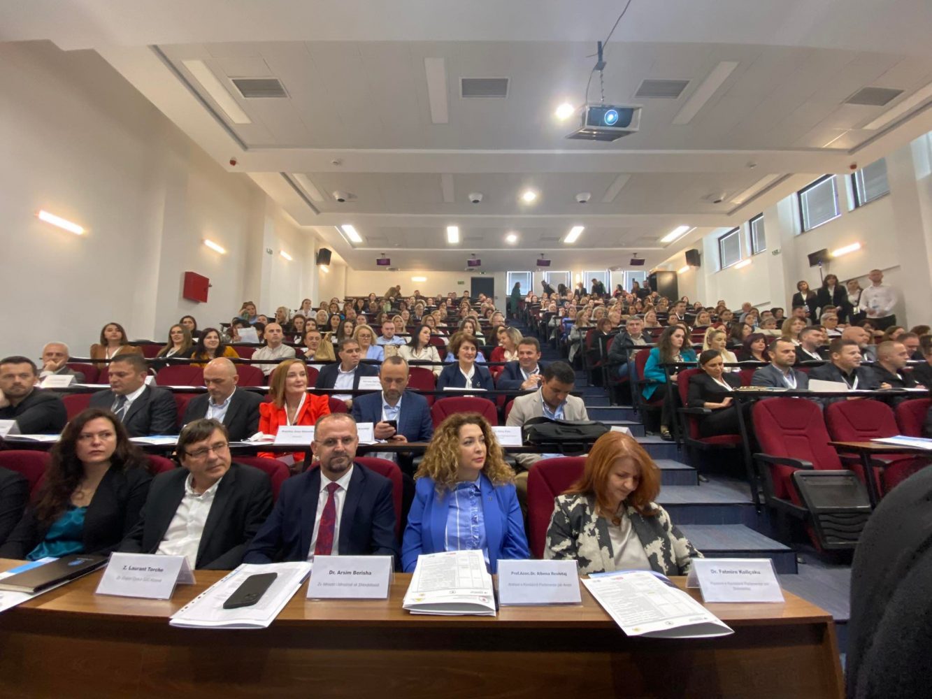 Në 20-vjetorin e Degës së Infermierisë vlerësohet roli i infermierëve në sistemin shëndetësor